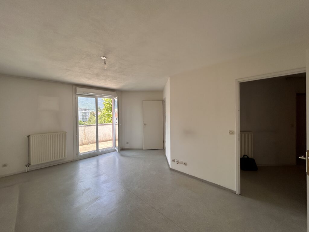Mise en avant du bien ancien : À vendre : Appartement T2 en dernier étage avec balcon et garage