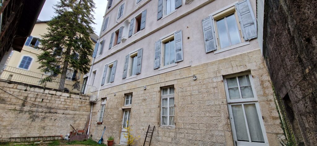 Mise en avant du local d'activitée : 33b Avenue Charles Gabriel Pravaz, 38480 Le Pont-de-Beauvoisin, France